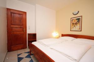 Apartments by the sea Rogoznica - 3197