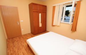 Apartments by the sea Rogoznica - 3198