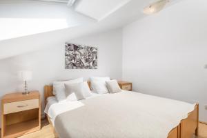 Apartments by the sea Tisno, Murter - 3209