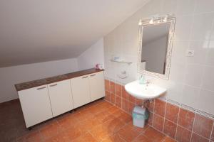 Apartments by the sea Tisno, Murter - 3209