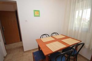 Apartments and rooms with parking space Krk - 3231