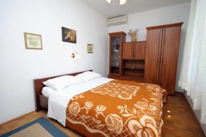 Apartments and rooms with parking space Krk - 3231