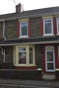 Entire 3 bedroom house near Caerphilly station