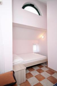 Apartments and rooms by the sea Rogoznica - 3266