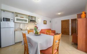 Family-friendly apartments with swimming pool Basanija, Umag - 3402