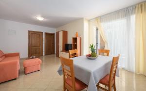 Family-friendly apartments with swimming pool Basanija, Umag - 3402