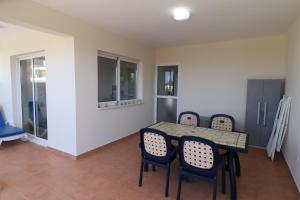 Sunset apartment with pool & 10 mins to Venus beach
