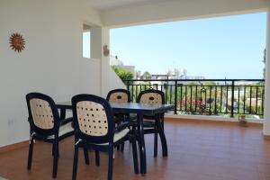 Sunset apartment with pool & 10 mins to Venus beach