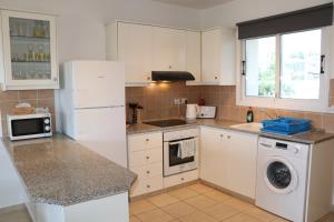 Sunset apartment with pool & 10 mins to Venus beach