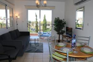 Sunset apartment with pool & 10 mins to Venus beach