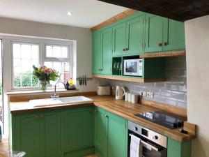 Hedgehog Cottage with garden in Bronte village!