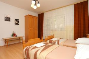 Apartments with parking space Nemira, Omis - 4652
