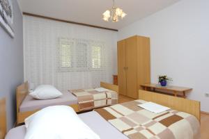 Apartments with parking space Nemira, Omis - 4652