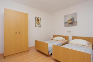 Apartments with parking space Nemira, Omis - 4652