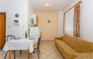 Beautiful Apartment In Rasopasno With Wifi