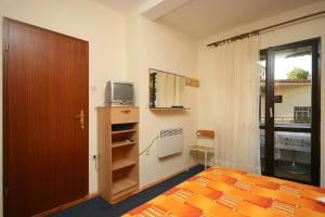 Apartments by the sea Podgora, Makarska - 4782