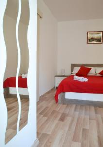 Apartments with a parking space Duce, Omis - 4799