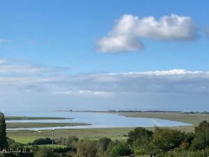 Grange rénovée à neuf avec vue sur la baie