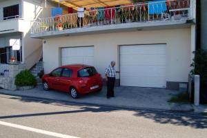 Apartments by the sea Mali Rat (Omis) - 2811