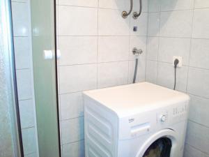 Apartments by the sea Mali Rat (Omis) - 2811