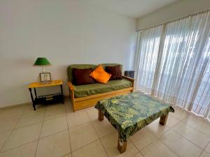 Amplio departamento al frente en zona Plaza Colón - SOLO FAMILIAS -