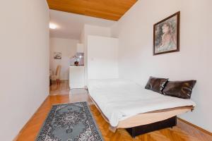 Apartments with parking space Duce, Omis - 2773