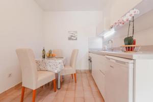 Apartments with parking space Duce, Omis - 2773