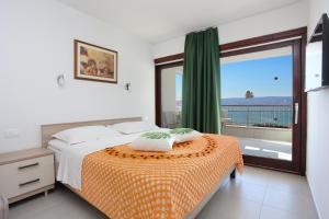 Apartments by the sea Duce, Omis - 2737