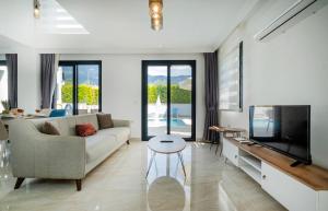 Modern chic 4-bedroom villa with private pool and garden in central Hisaronu