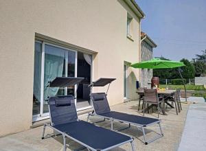 Villas Maison spacieuse et lumineuse tout confort avec jardin terrasse a 5 mn Bayeux au calme proche plages du debarquement et Omaha Beach : photos des chambres