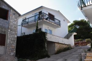 Apartments with parking space Stomorska, Solta - 5238