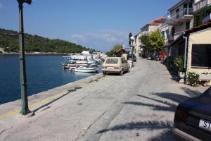 Apartments by the sea Stomorska, Solta - 5239