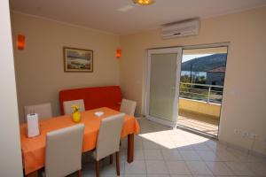 Apartments by the sea Vinisce, Trogir - 5229