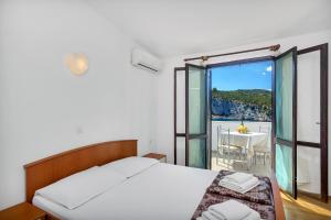 Studio with Terrace and Sea View room in Studio Pokrivenik 5231d