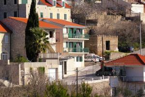 Apartments with a parking space Mimice, Omis - 5251