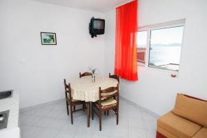 Apartments with a parking space Mimice, Omis - 5251