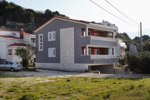 Apartments by the sea Duce, Omis - 5261 