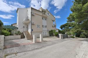 Seaside apartments with a swimming pool Okrug Donji, Ciovo - 5244