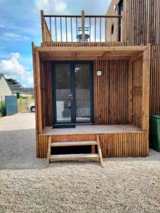 Gîte atypique en bois entre ville et verdures