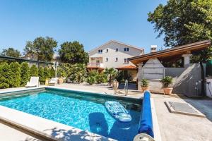 Family friendly apartments with a swimming pool Sveti Anton, Krk - 5291 - 3hvězdičkové hotely ve městě Malinska