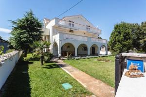 Family friendly apartments with a swimming pool Sveti Anton, Krk - 5291 