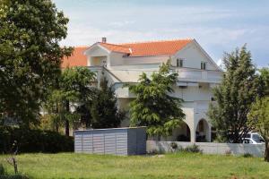 Family friendly apartments with a swimming pool Sveti Anton, Krk - 5291 