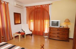 Family friendly apartments with a swimming pool Sveti Anton, Krk - 5291