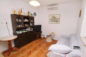 Two-Bedroom Apartment with Terrace and Sea View room in Apartments by the sea Drasnice Makarska - 5265