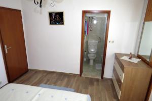 Apartments by the sea Drasnice, Makarska - 5265