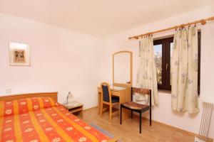 Apartments and rooms with parking space Vrbnik, Krk - 5301