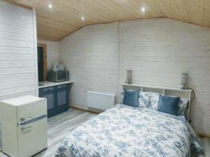 Delightful log cabin with views of Scrabo tower
