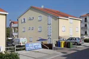 Apartments with a parking space Malinska (Krk) - 5289 