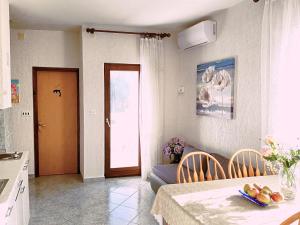 Apartments with parking space Sveti Anton, Krk - 5288
