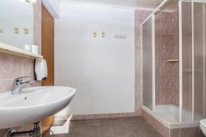 Apartments with a parking space Vantacici, Krk - 5313